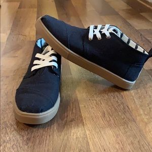 Black Toms tennis shoes. Size 6.5
